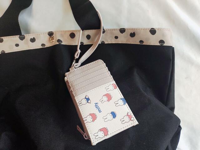 ストラップがついており「バッグ」に取り付けられる