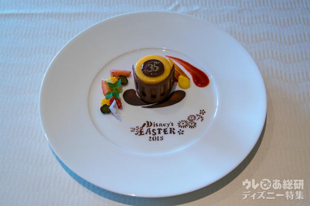 アールグレイのガナッシュ入りミルクチョコレートのムース アプリコットソルベ｜“ディズニー・イースター”ランチコース 5,200円｜東京ディズニーシー・ホテルミラコスタ「オチェーアノ」