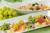 「鮪のカルパッチョとシャインマスカットのマリネ」【天ぷらも寿司もデザートも全部シャインマスカット！極上「シャインマスカットブッフェ」開催！】