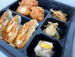 【バーミヤン 唐揚げ弁当】唐揚げの他、餃子やシュウマイ、メンマ、ザーサイといった中華おかずがたくさん