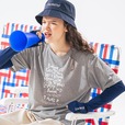 帽子 ¥4,950、プリントTシャツ ¥5,390、グローブ ¥3,190