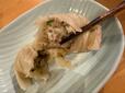 【ロピア 韓国王マンドゥ 肉の王様】 具をほぐすと、刻まれた野菜と豚肉、そして春雨までしっかり確認できる♪手作り感のある具材感がうれしい◎