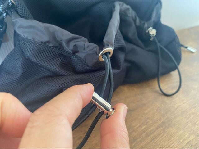 【niko and ... ポーチSETメッシュショルダーバッグ】外側のポケットはドローコード付き。荷物の容量に合わせて調節できます