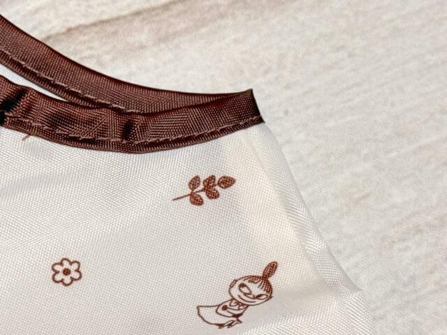 厚手で丈夫なポリエステル生地を使用。カラーは淡いベージュで、アイボリーに近いやさしい色味