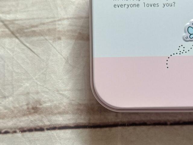 ホワイトとピンクのカラーリングがイチゴミルクのようでキュート♪