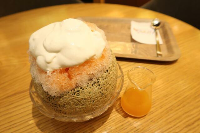 【BEB5土浦】メロンまるごとかき氷1,800円　赤肉メロン　生クリームたっぷり