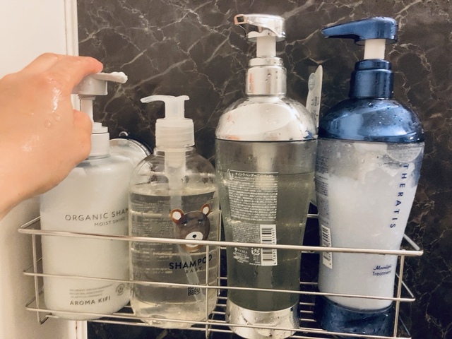 【ニトリ 強力ジェル吸盤 ステンレスボトルラック クレド】4本載せてもびくともしない！