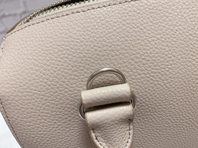 【UNIQLO（ユニクロ）レザータッチ 2WAY ボストンバッグ】ショルダーをつける金具は見えない箇所についているので、外しているときはすっきり