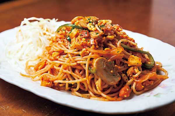 ビフテキ家 あづま（新宿三丁目）　ナポリタン 950円（夜のみ税別）　麺をケチャップで炒めたナポリタンは懐かしの風味。熱々をほおばろう！