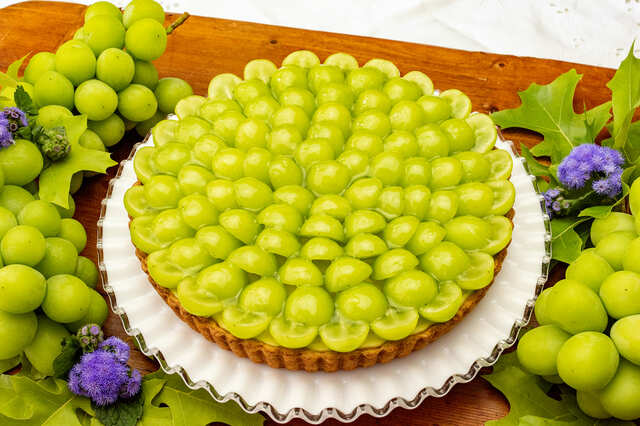 【シャインマスカットとダブルチーズケーキのタルト】piece ¥1,242、whole(25cm)¥12,420