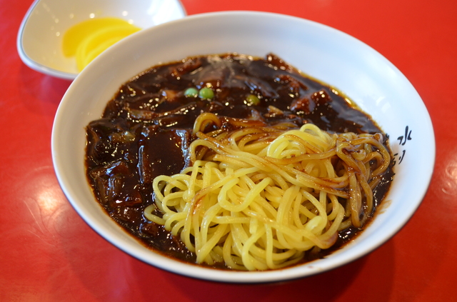 チャジャンミョンは4000～5000ウォン程度。写真はカラメルソースから麺を引っ張り出したところ。これから麺とソースをぐっちゃぐちゃにかき混ぜる