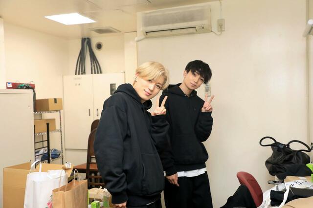 双子のようなポージングのTOMOKIとSANO YUGA