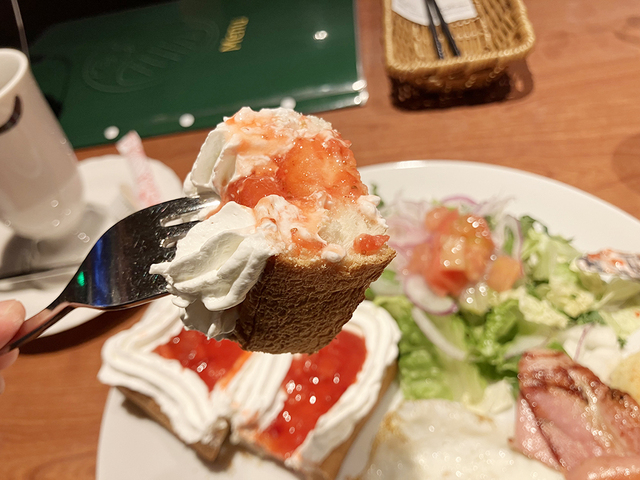 たまらずひと口。朝からこんな贅沢なものを食べてよいのか。禁断感のある美味しさ。