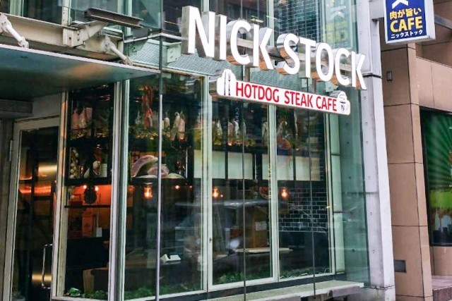 一面ガラス張りの外観から覗く大きな”N”の照明が目印。