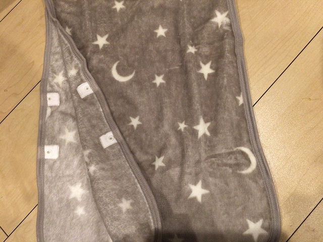 【ニトリ あったかスリーパー】サイドもボタンで開け閉めでき、着せやすい