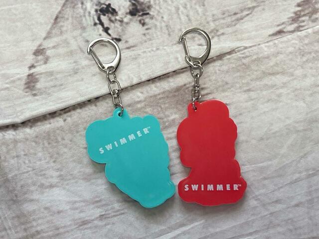 背面には「SWIMMER」のロゴ入り