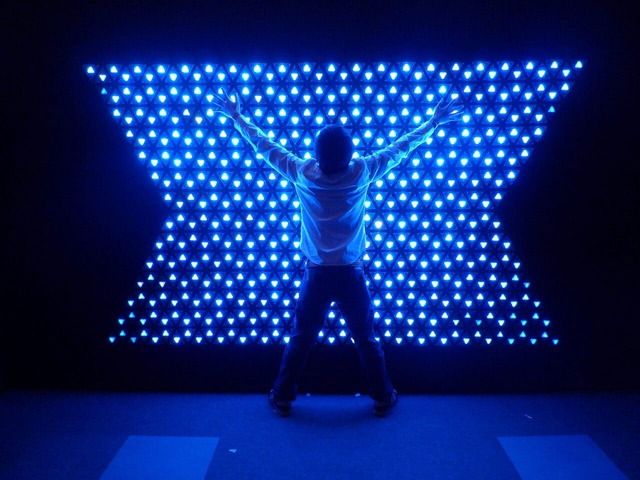 《光の波紋》 森脇裕之 ©hiroyuki MORIWAKI／作品に手をかざすと、かざした場所から光が波紋のように広がっていきます。