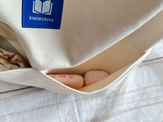 もう1つの外ポケットにはイヤホンとモバイルバッテリーをイン！