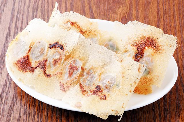 関西「ぎょうざ」のたまらない名店／ギョーザ＆ビール541＋（コヨイ）（大阪・新町）　541＋ギョーザ焼き餃子（308円/1人前・6個）※写真は2人前