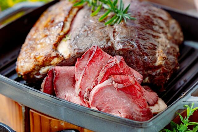 「ローストビーフ ラクレットスタイル」＜期間：2026年2026年3月2日～5月31日＞【“お花見×アウトドア料理”をインドアで楽しむグランピングブッフェ開催！映画「ウィキッド 永遠の約束」コラボメニューも登場！】