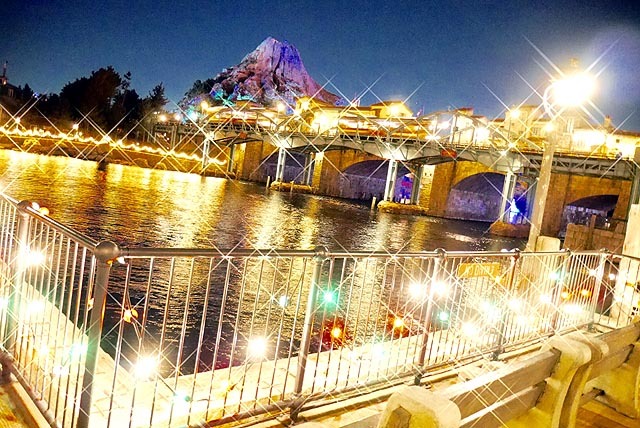 レストラン櫻の裏側のデッキ。静かに流れるハドソンリバーに反射する光に癒されます。©Disney