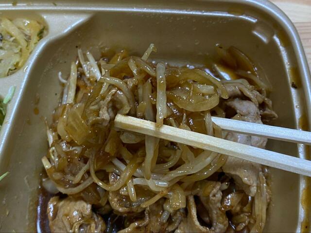 【やよい軒 しょうが焼】もやしと玉ねぎはシャキシャキです