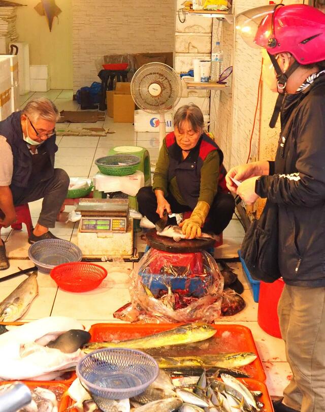 【台湾食べ歩きの旅 #7】朝市のそばの店舗で魚をさばくおばちゃん