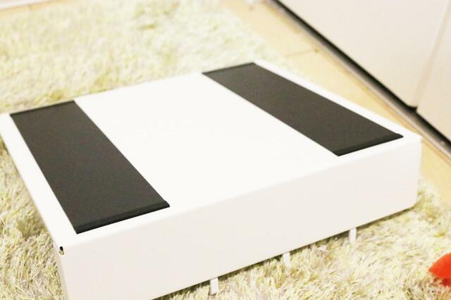 【山崎実業Tower マグネット ミラー&収納ラック】本体裏を見ると大きな細長いマグネットが2つついています