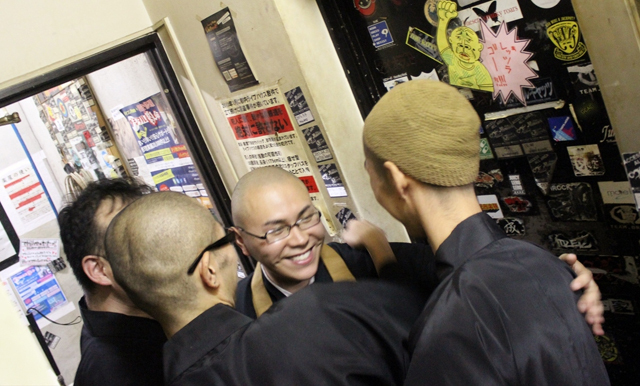 超カオスな対バン「坊主バンドvs.牧師ROCKS」の模様