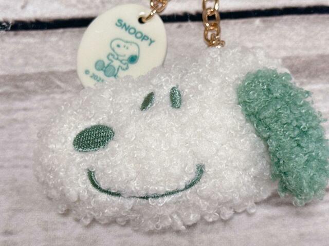 お顔は刺繍で描かれています。アイボリーにくすんだミントグリーンの配色が珍しくかわいい！