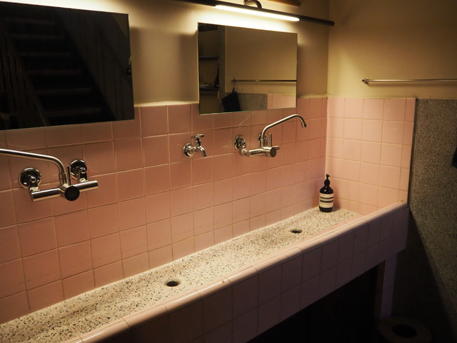 【台湾食べ歩きの旅#13】3階以上が宿泊施設となる「House of Takao Ginza」の洗面台。古いタイルはそのままで、蛇口は新しく取り替えられている。ピカピカに磨き上げられたタイルは清潔感がある