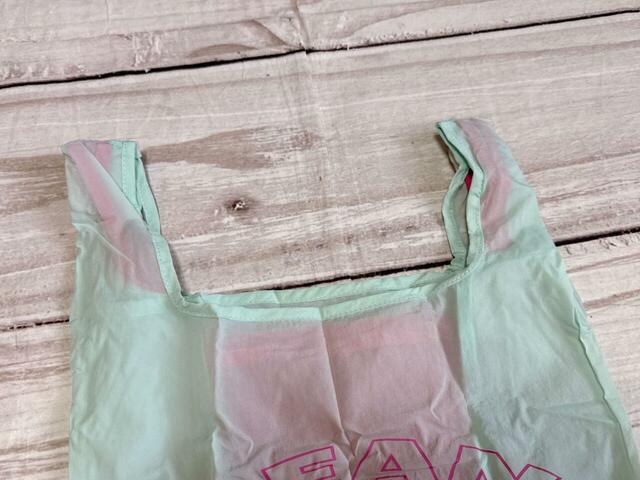 持ち手は肘にかけて持てる長さ