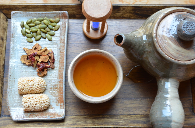 「ソルガホン」の韓方茶はお菓子付きでホットが10000ウォン、アイスが11000ウォン