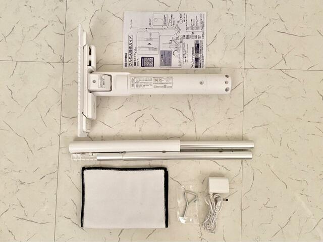 【アイリスオーヤマ　電動フロアワイパー】付属品（マイクロファイバークロス×1枚、充電アダプター、ねじ×1本、ドライバー）