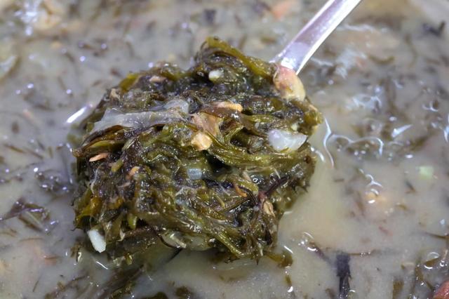 豚骨ベースのスープとそば粉で煮込まれており、とろっと濃厚