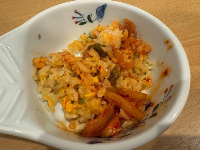 【ロピア どデカ盛り炒飯】キムチを炒飯に混ぜて食べてみました♪スプーンが止まらないやみつき感です!