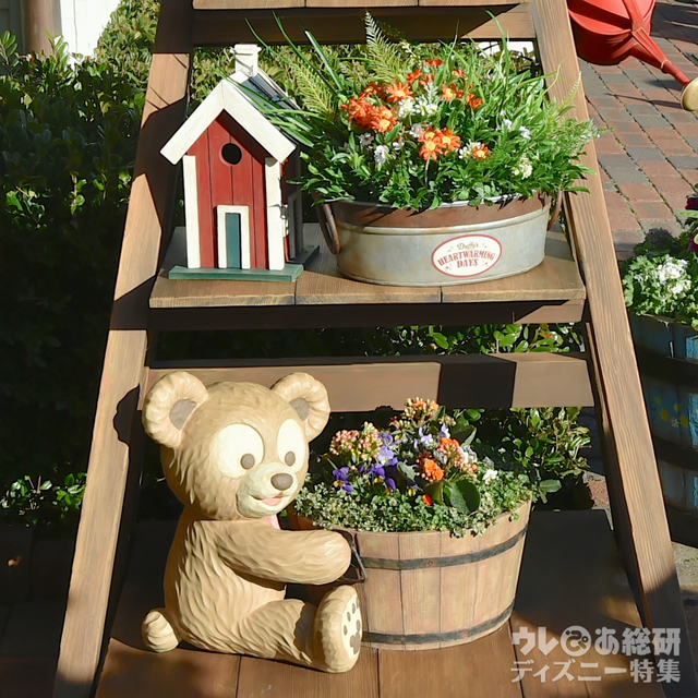 ダッフィーがちょこんと配置されたフラワースタンド