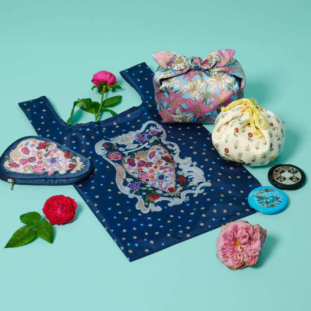 【ナタリーレテ×アフタヌーンティー】ダイカットポーチ ¥2,420、ポケッタブルバッグ ¥1,980、風呂敷風ポーチ ¥2,750、手毬巾着 ¥1,980、山中塗コンパクトミラー 各¥1,980