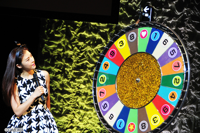 ルーレットゲームをしているハ・ジウォン / © C MEDIA