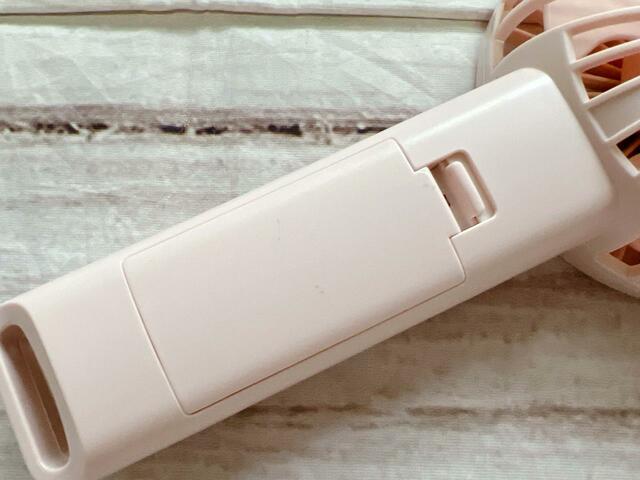 背面にある蓋を開けて…