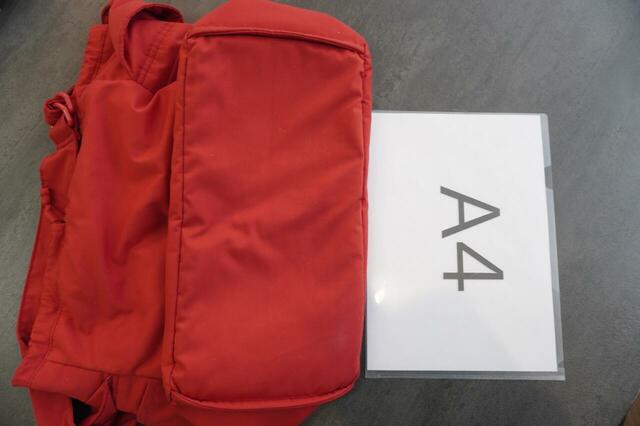 底面（A4サイズとの比較）