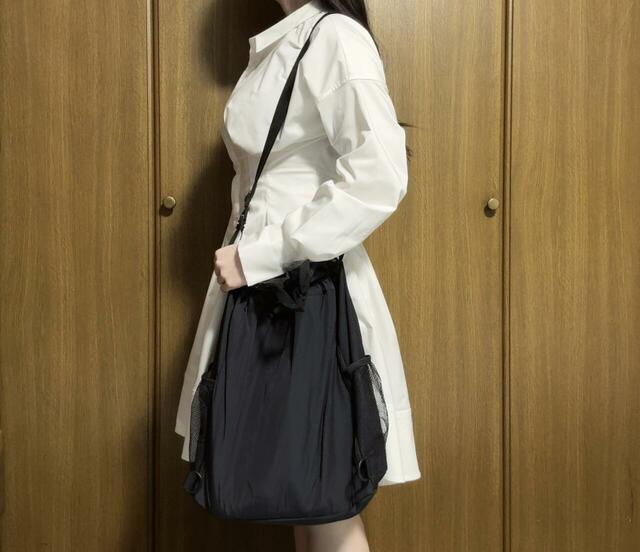 身長155cmの筆者が持ってみました。ショルダーストラップは最短にしていますが、やや長い印象