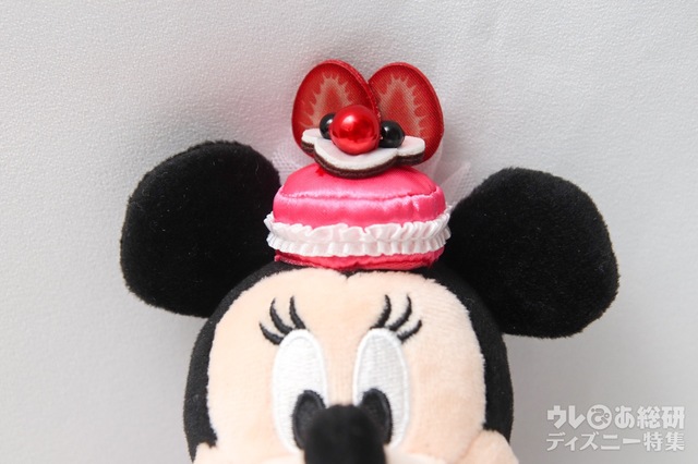 ぬいぐるみバッジ(テーブル・イズ・ウェイティング) 2500円/頭のイチゴもとてもリアル