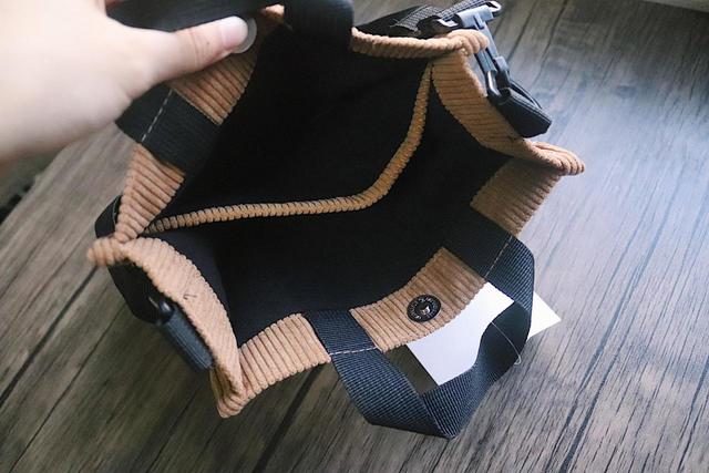 【3COINS】コーデュロイミニバッグ／バッグ内の仕分けも楽々