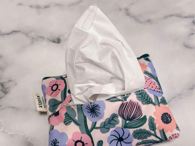 ポケットティッシュをそのまま持ち歩くと、残りが少なくなったときに中身が飛び出してしまうことがあるので、個人的にティッシュポーチは欠かせないアイテム!