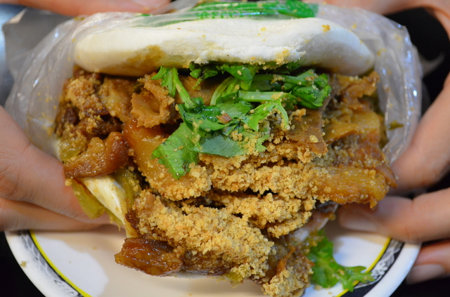 『石家割包』の割包は具だくさん！　ふわふわの皮に豚の角煮スライスやピーナッツの粉がたっぷり