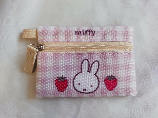 小ポーチはギンガムチェック柄