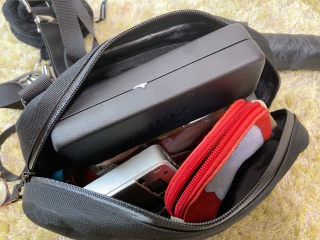 【ワークマン 防水ワールドウォークバックパック】ショルダーバッグは外側に1つ、内側に1つポケットがあります