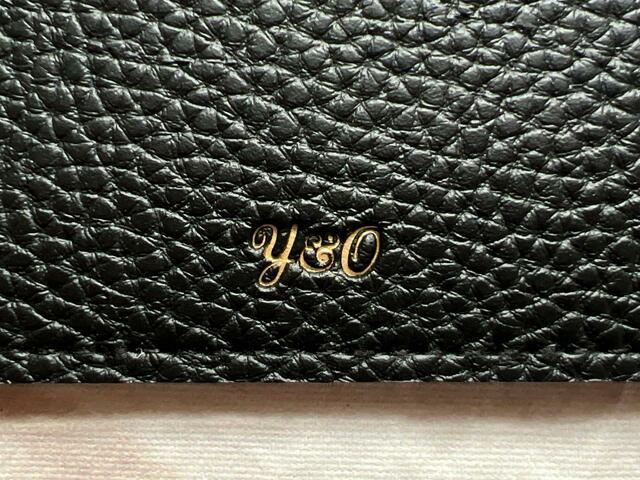 フロントには「Y＆C」のロゴ付き