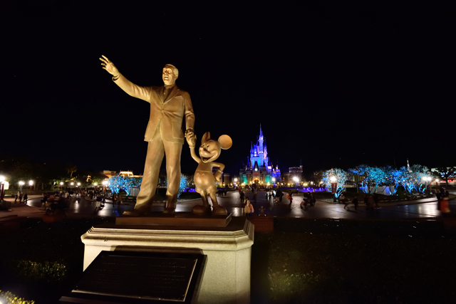 プラザのライトアップはウォルト像から見ると綺麗に見れます ©Disney